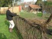 Finition en "anse de panier" pour cette haie d'osier tressé clôturant un potager