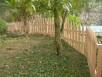 Afin de séparer la piscine du reste du jardin sans refermer l'espace : clôture de pin Douglas ajourée