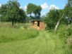 Abri bardé de bois : cabane originale dans l'une des perspectives du jardin