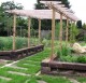 Même pergola, disymétrique, s'appuyant sur des caissons de bois massif