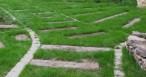 La disposition libre des traverses au creux de la pelouse offre une grande liberté de calepinage